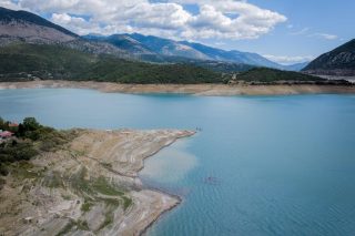 H λίμνη του Μόρνου, που υδροδοτεί την Αττική, με πολύ πεσμένη τη στάθμη του νερού